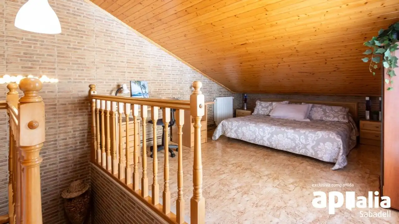 Dormitori de Casa o xalet en venda en Terrassa amb Aire condicionat, Calefacció i Jardí privat