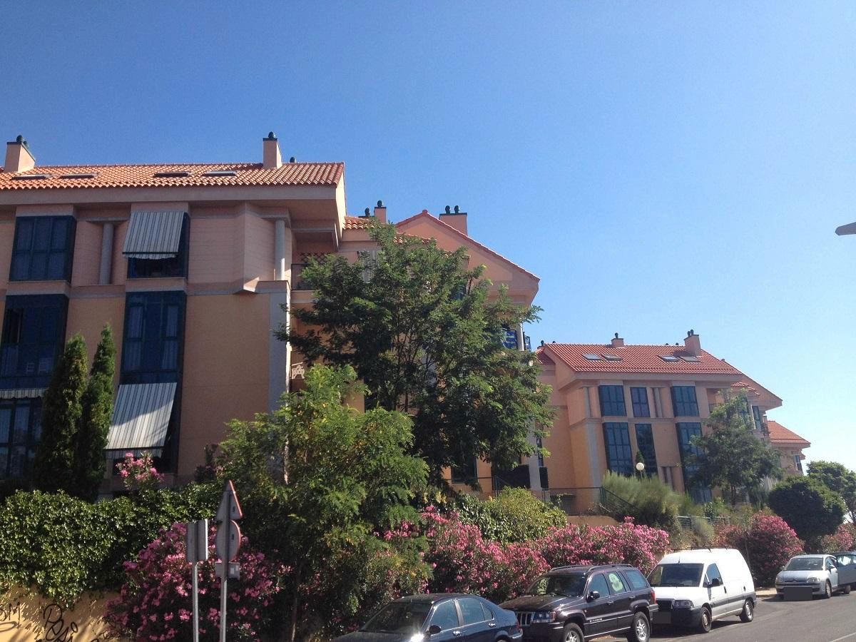 Vista exterior de Dúplex en venta en San Lorenzo de El Escorial con Aire acondicionado, Calefacción y Jardín privado