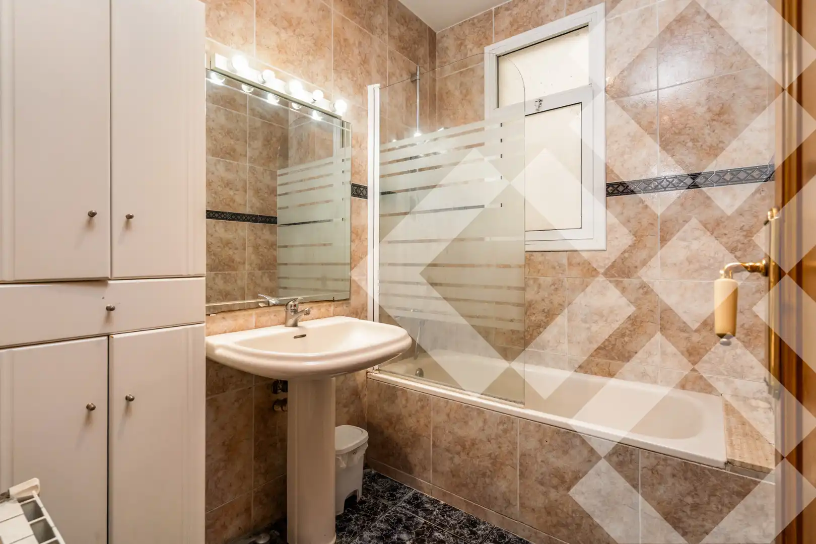 Badezimmer von Wohnung zum Verkauf in Barcelona mit Heizung, Ofen und Balkon