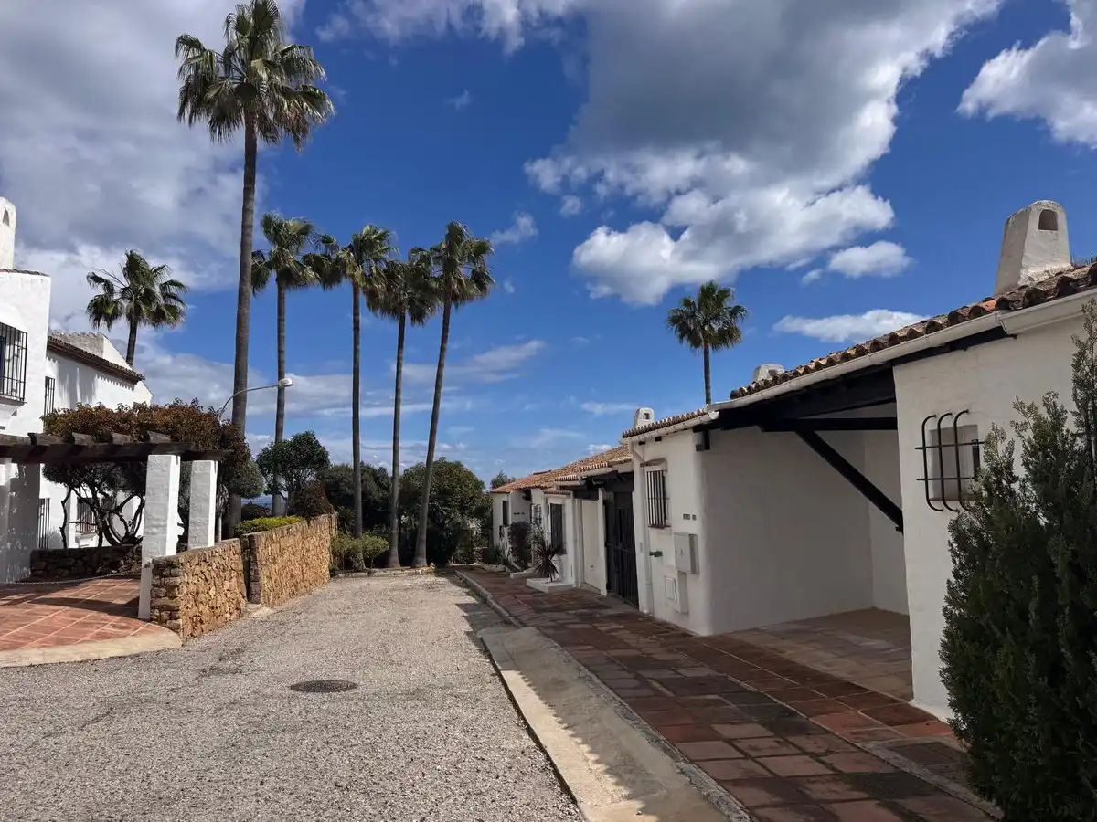 Vista exterior de Casa adosada en venda en Manilva amb Terrassa i Piscina