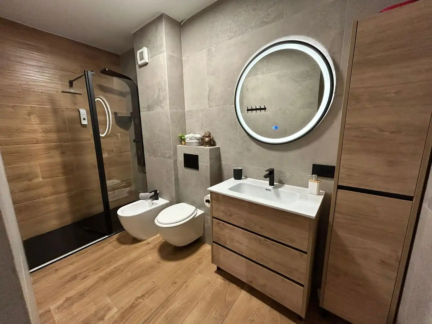 Baño de Apartamento en venta en Torrevieja con Aire acondicionado, Amueblado y Balcón