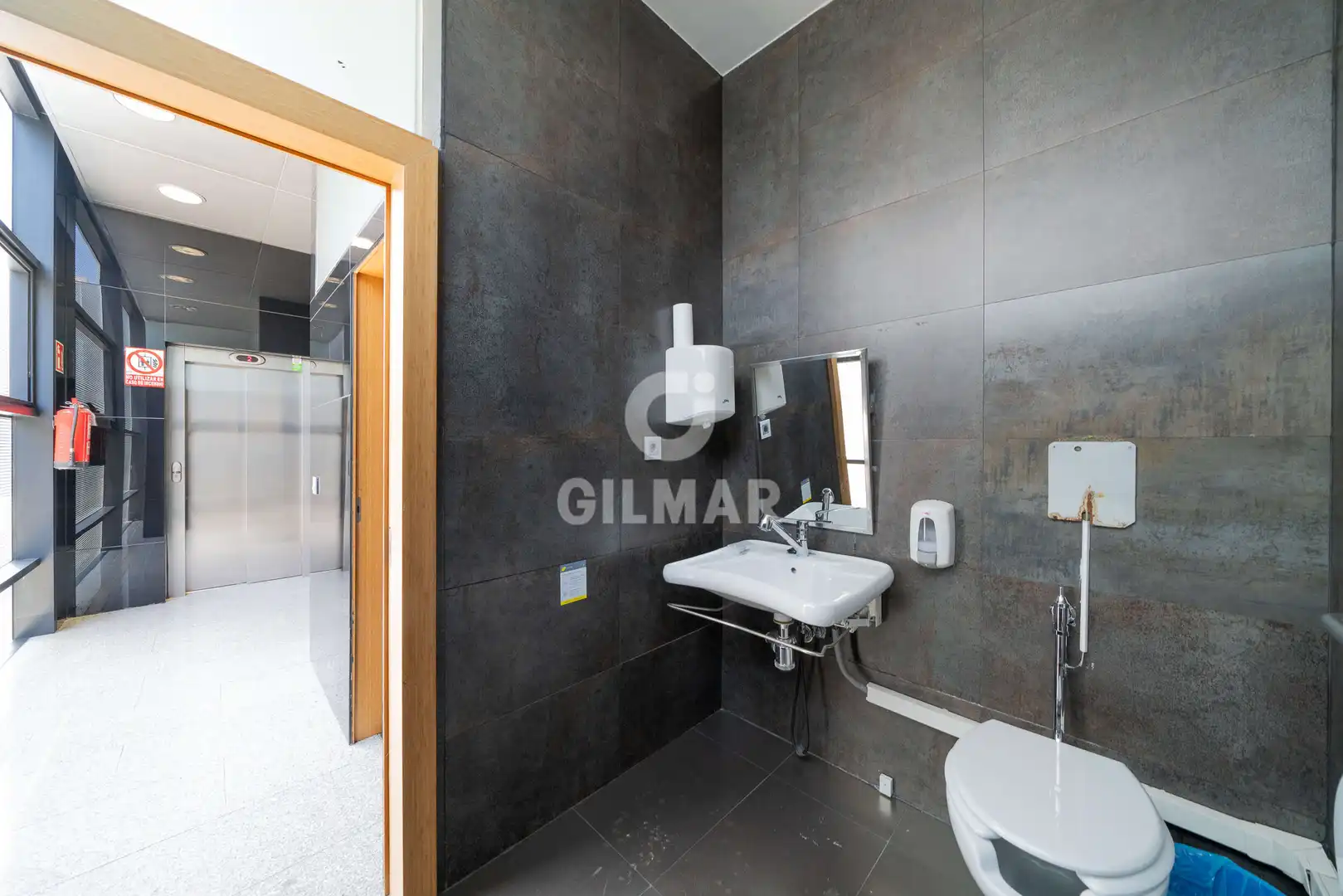 Badezimmer von Gebäude zur Miete in Madrid