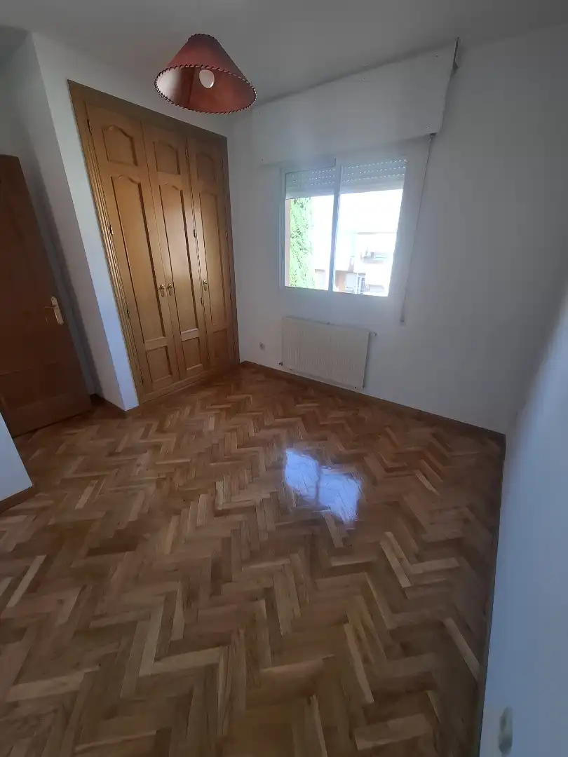 Habitación de Casa adosada de alquiler en Villaviciosa de Odón con Aire acondicionado, Calefacción y Jardín privado