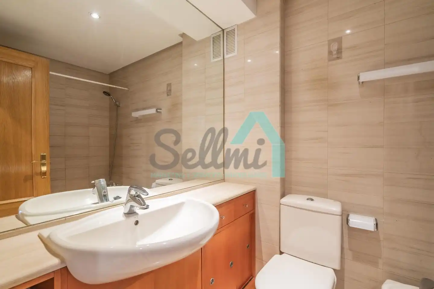 Baño de Piso de alquiler en Oviedo  con Calefacción, Parquet y Terraza