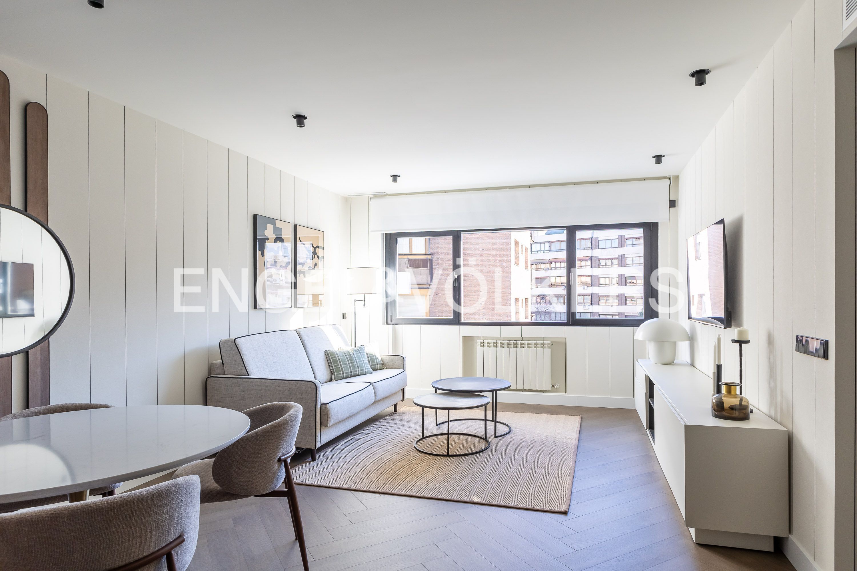 Sala d'estar de Apartament de lloguer en  Madrid Capital amb Aire condicionat, Calefacció i Piscina