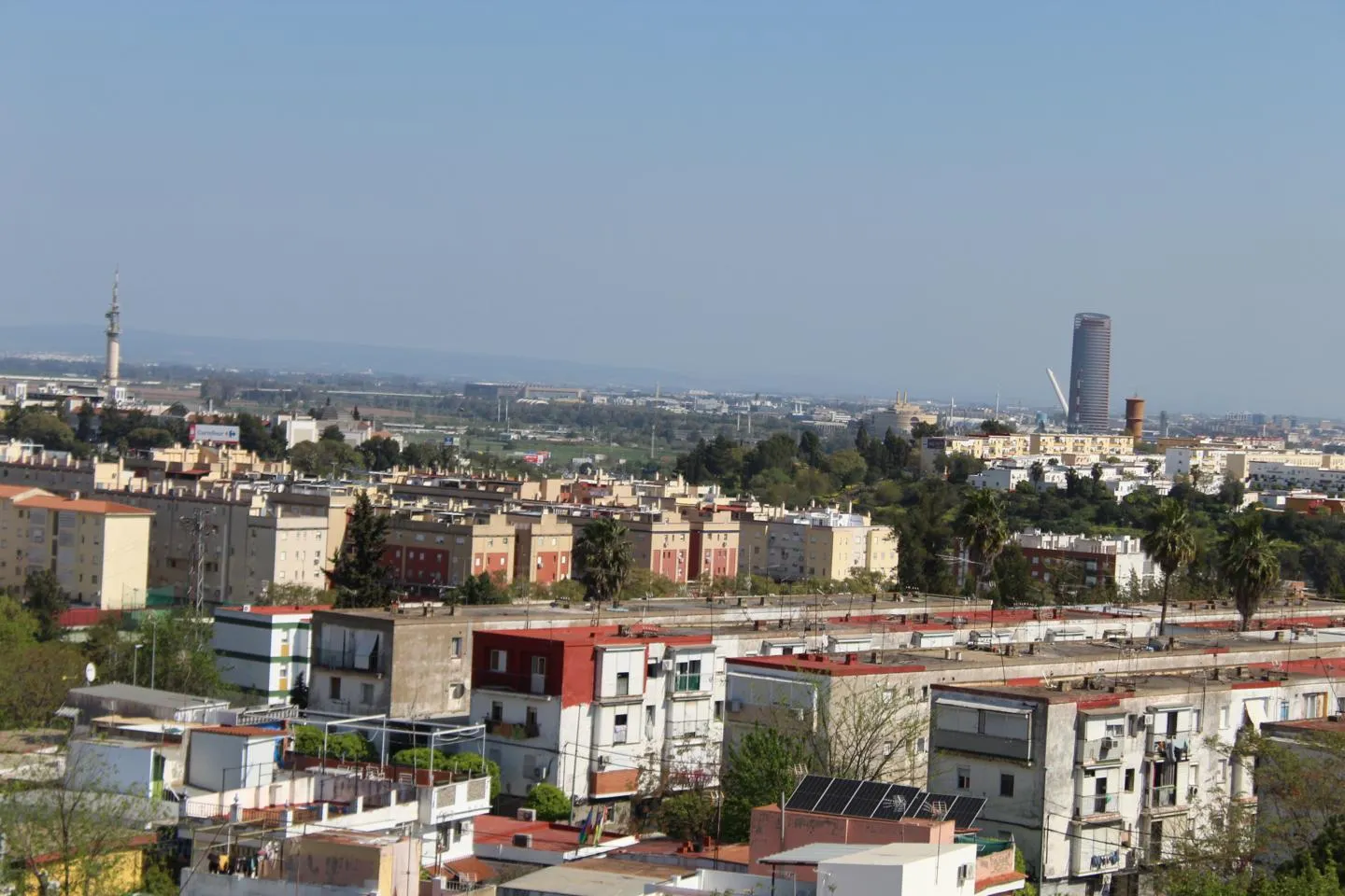 Vista exterior de Pis en venda en San Juan de Aznalfarache amb Aire condicionat, Terrassa i Moblat