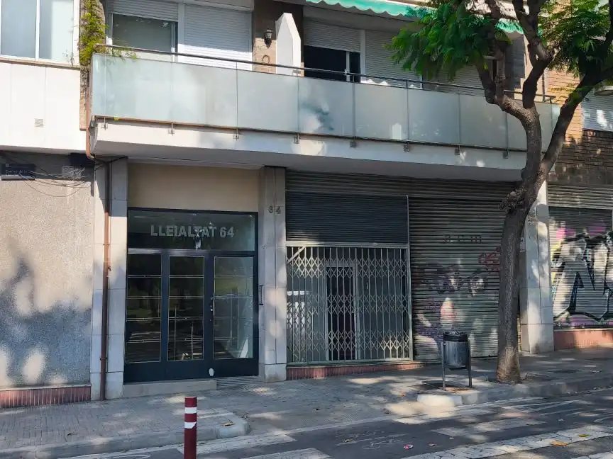 Local de lloguer en Esplugues de Llobregat amb Aire condicionat