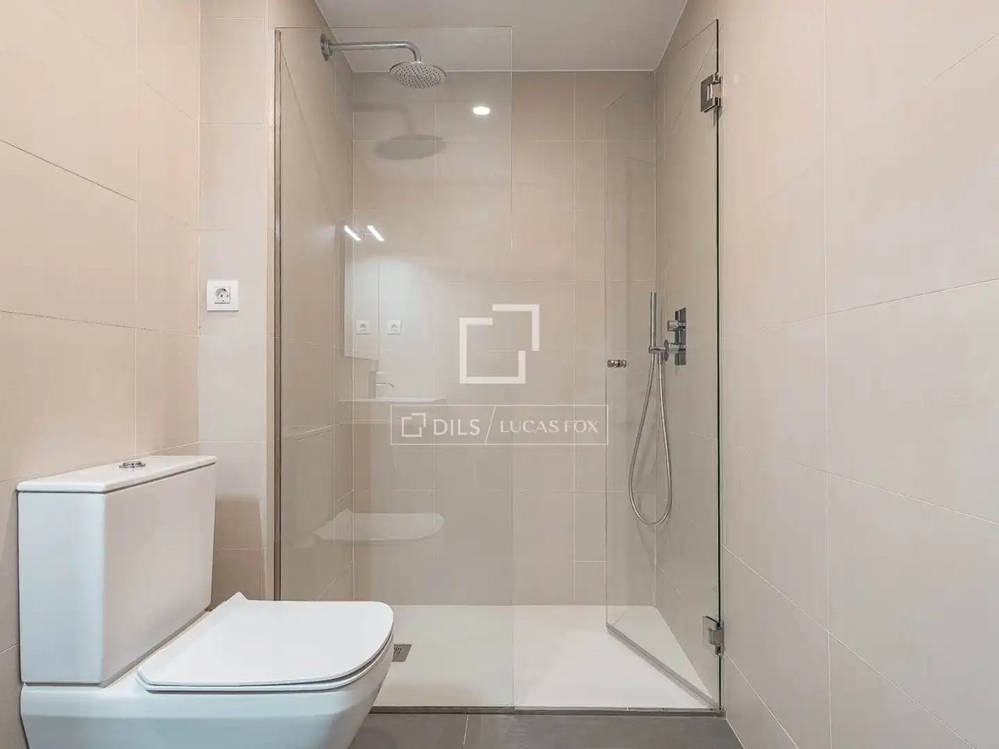 Badezimmer von Dachboden zum Verkauf in Barcelona mit Klimaanlage, Heizung und Schwimmbad
