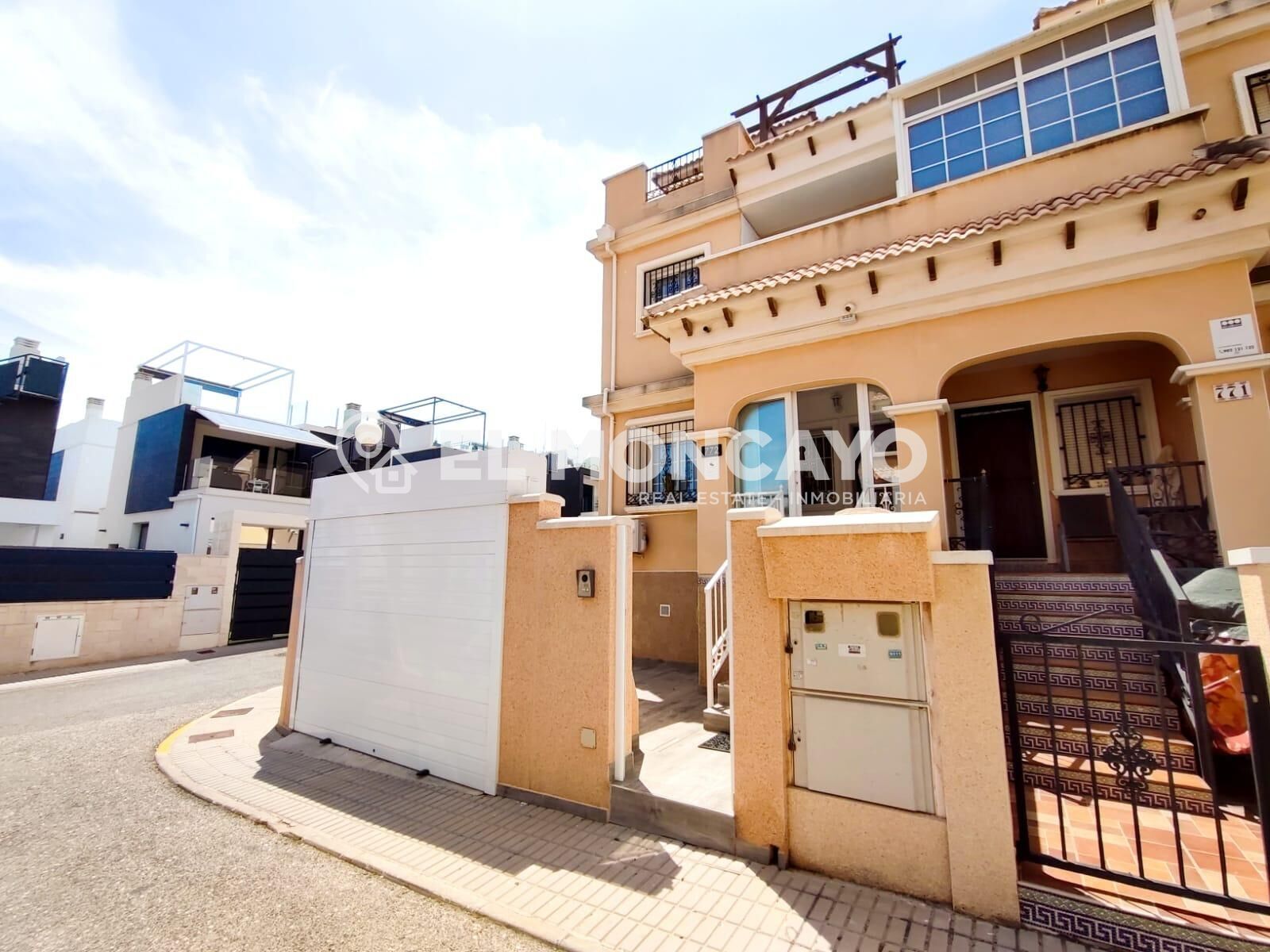 Exterior view of Single-family semi-detached for sale in Orihuela  with Air Conditioner, Heating and Private garden