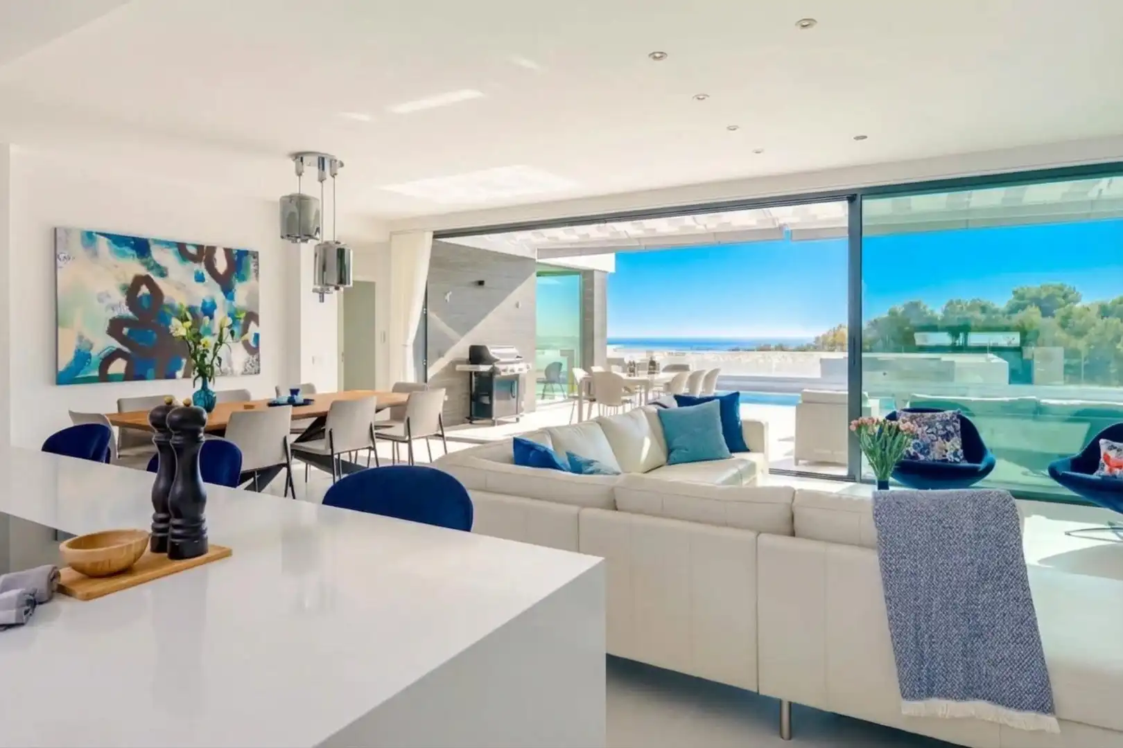 Sala d'estar de Casa o xalet en venda en Marbella amb Aire condicionat, Jardí privat i Terrassa