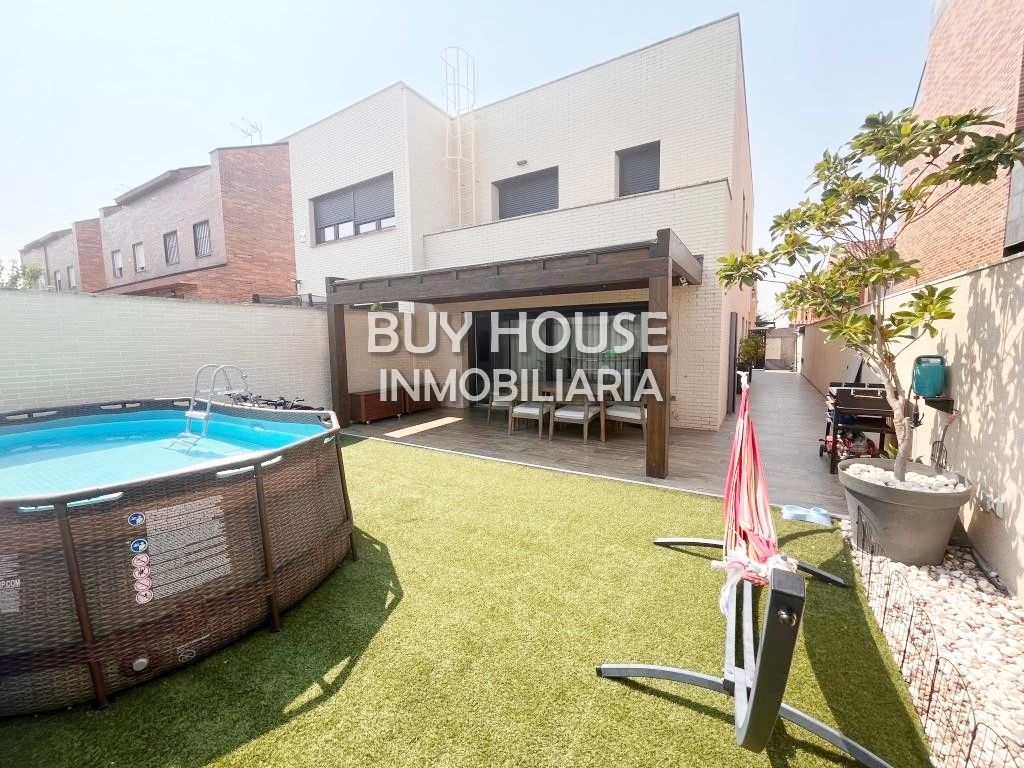 Exterior view of House or chalet for sale in Parla