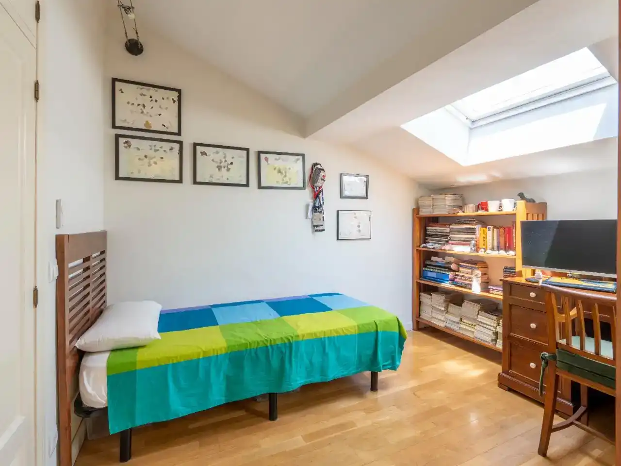 Dormitori de Casa adosada en venda en Madrid amb Aire condicionat, Jardí privat i Parquet