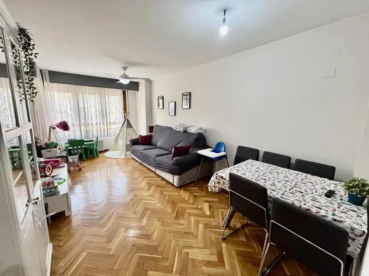 Wohnzimmer von Wohnung zum Verkauf in  Zaragoza Capital mit Klimaanlage, Heizung und Parkett