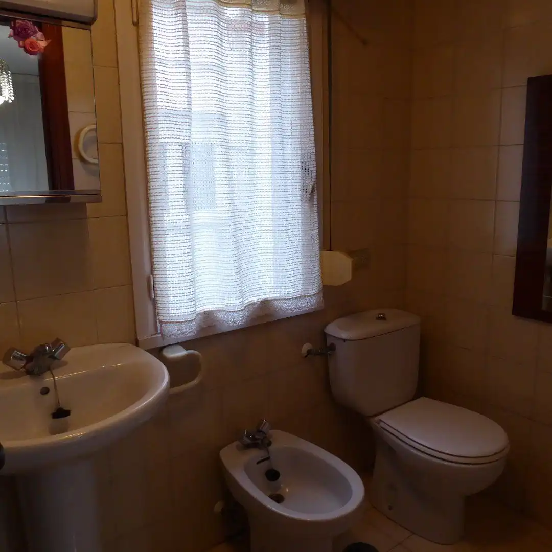 Baño de Ático de alquiler en Oviedo  con Calefacción, Parquet y Terraza