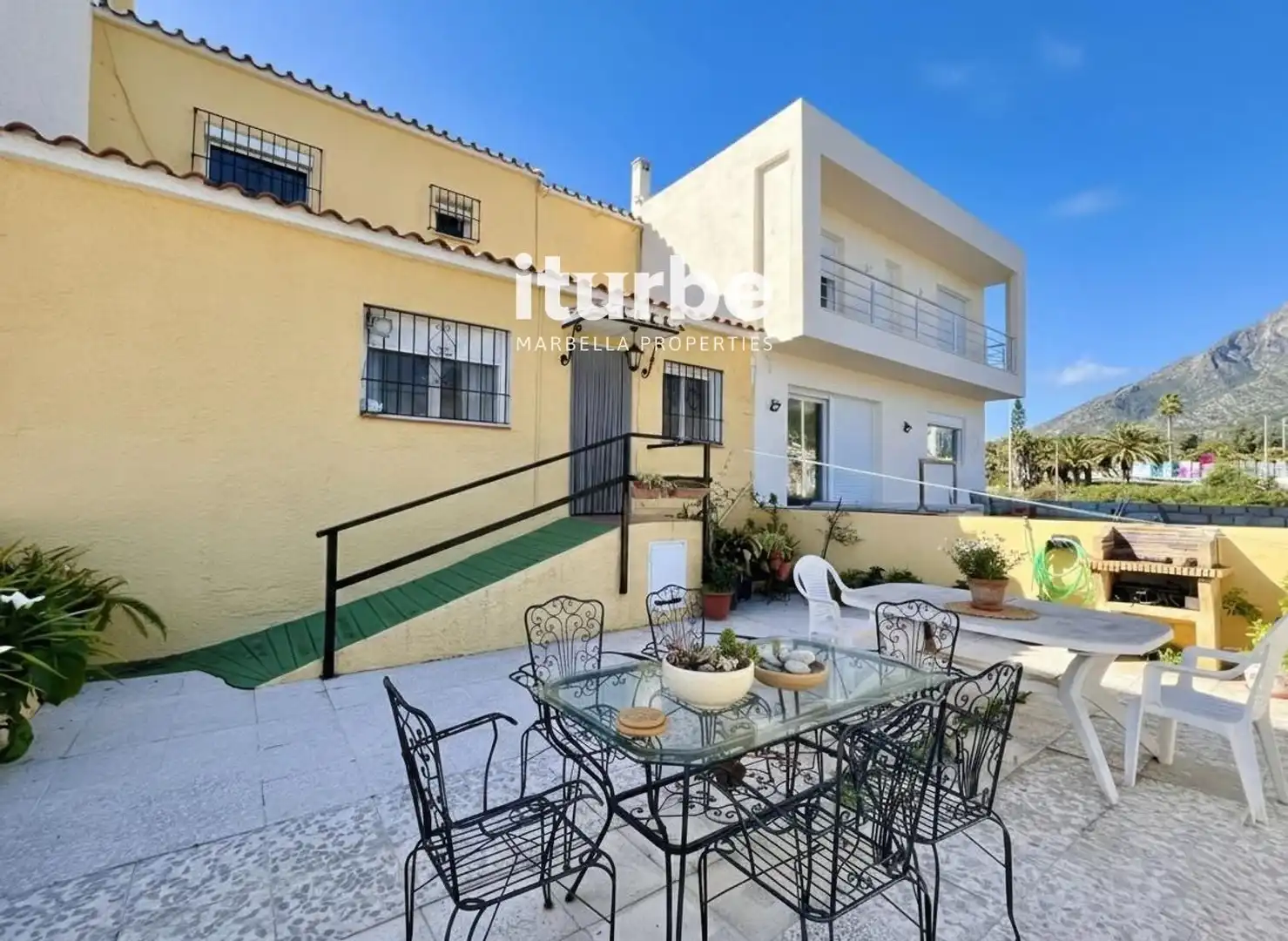 Vista exterior de Casa adosada en venta en Marbella con Aire acondicionado, Terraza y Horno