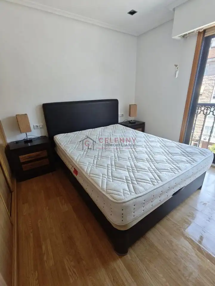 Habitación de Piso de alquiler en Ourense Capital  con Calefacción, Parquet y Trastero