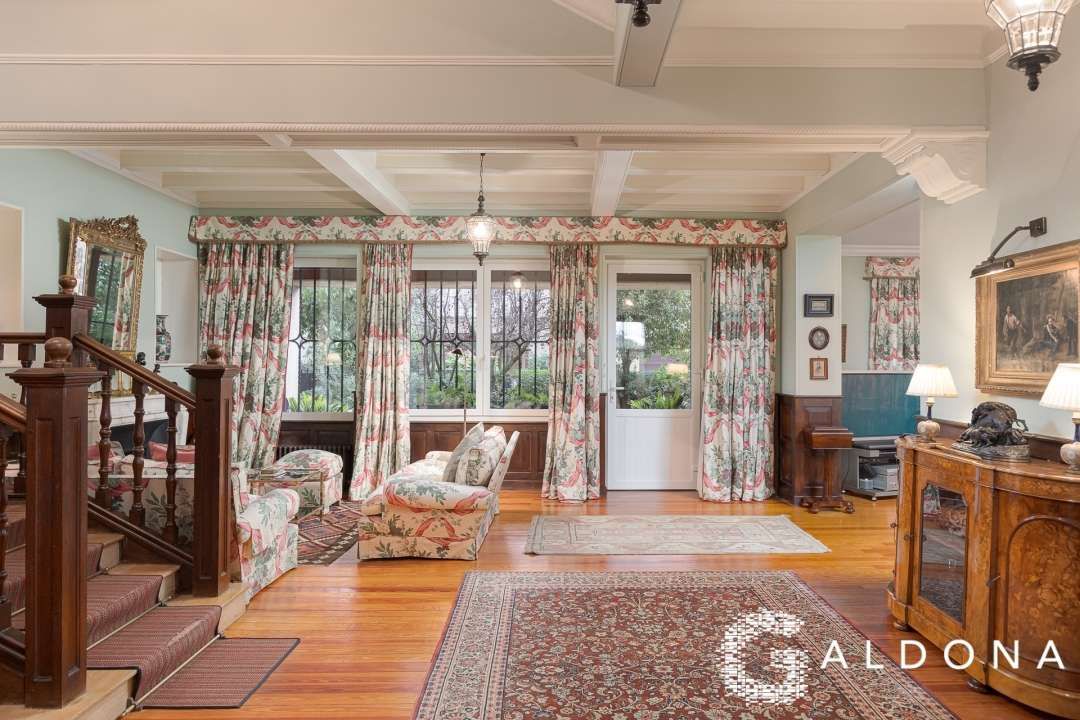 Sala d'estar de Casa o xalet en venda en Donostia - San Sebastián  amb Calefacció, Jardí privat i Terrassa