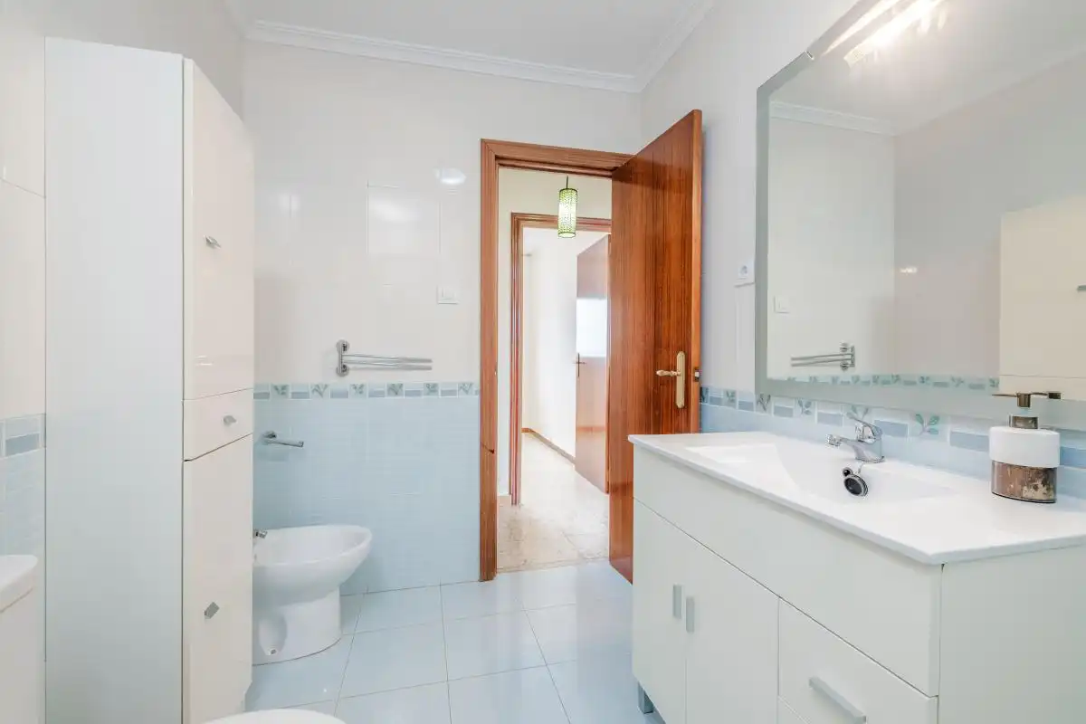 Bathroom of Flat for sale in Sevilla  with Air Conditioner, Heating and Private garden