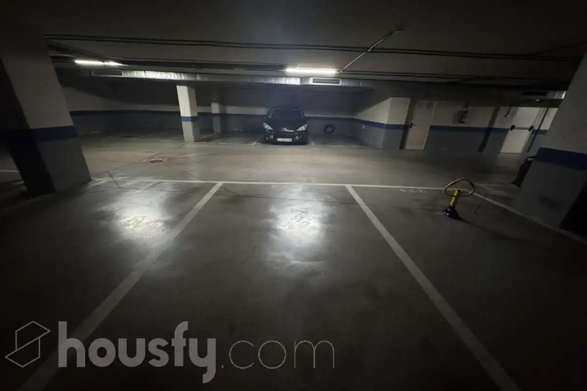Parking de Piso de alquiler en Madrid con Trastero y Amueblado