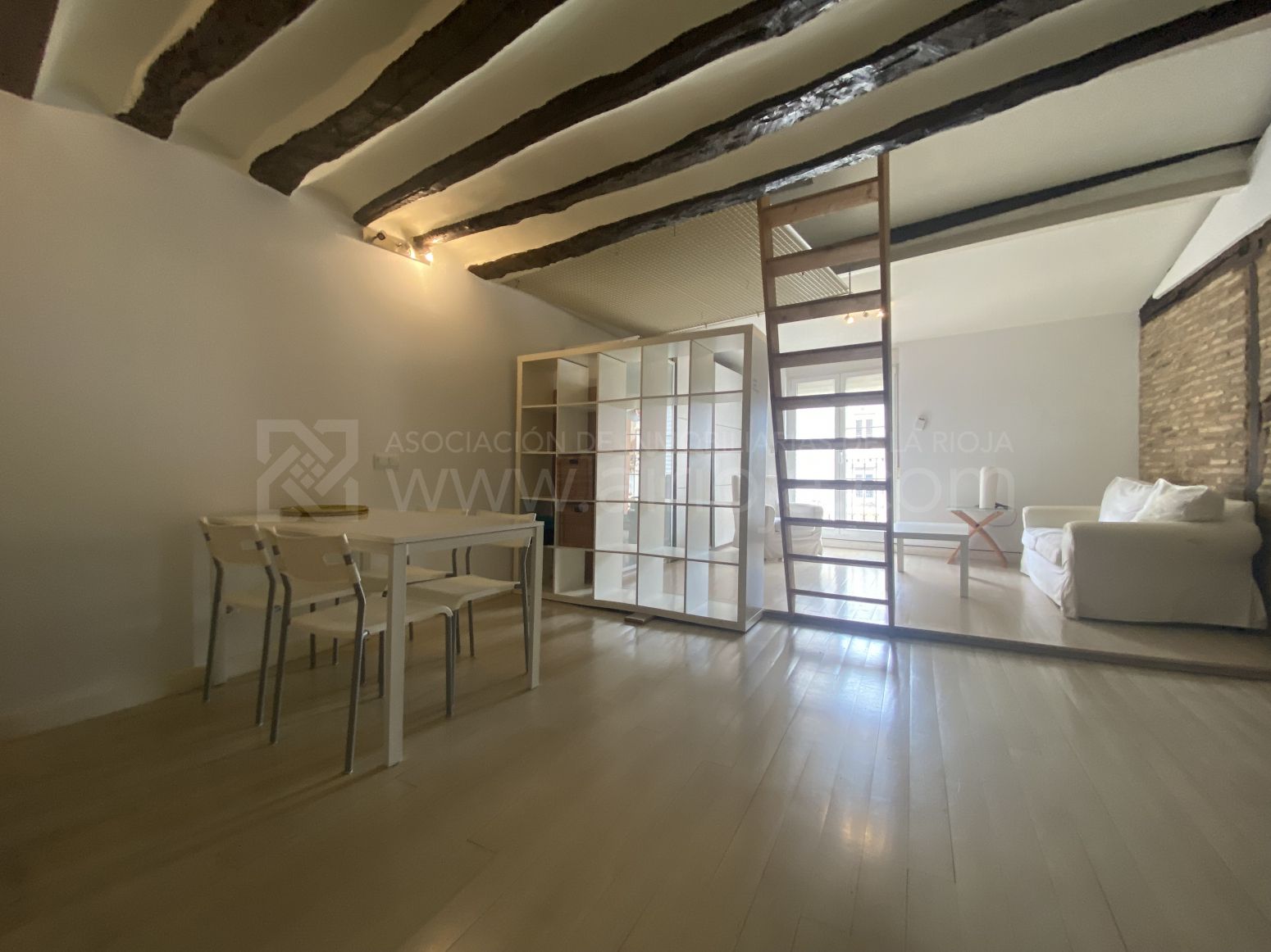 Sala d'estar de Pis de lloguer en  Logroño amb Moblat i Balcó