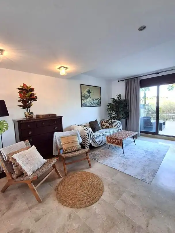 Sala d'estar de Casa adosada de lloguer en La Alcaidesa amb Aire condicionat, Calefacció i Jardí privat