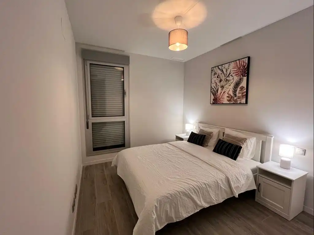 Habitación de Piso de alquiler en Estepona con Aire acondicionado, Jardín privado y Trastero