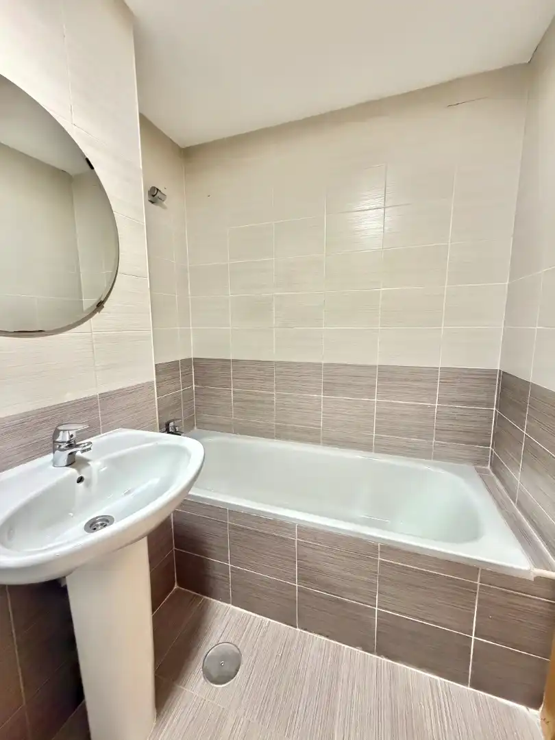 Baño de Piso en venta en Madrid con Calefacción y Trastero