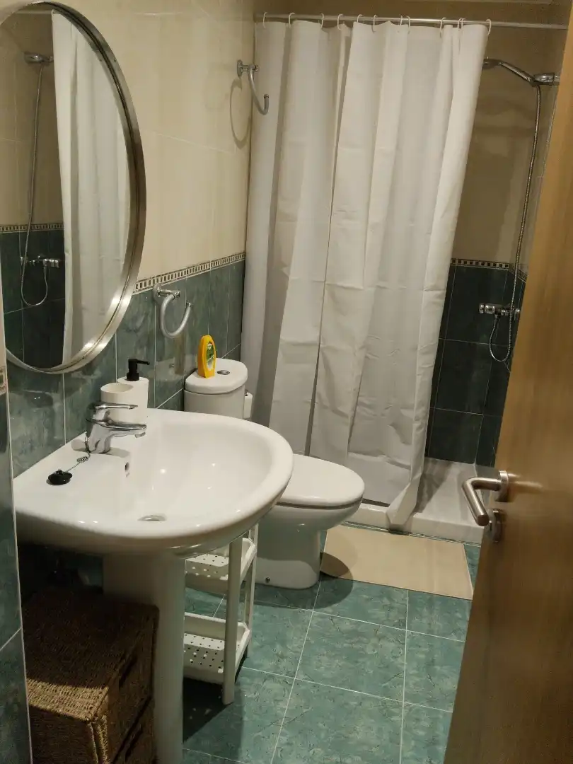 Badezimmer von Wohnung zur Miete in A Coruña Capital 