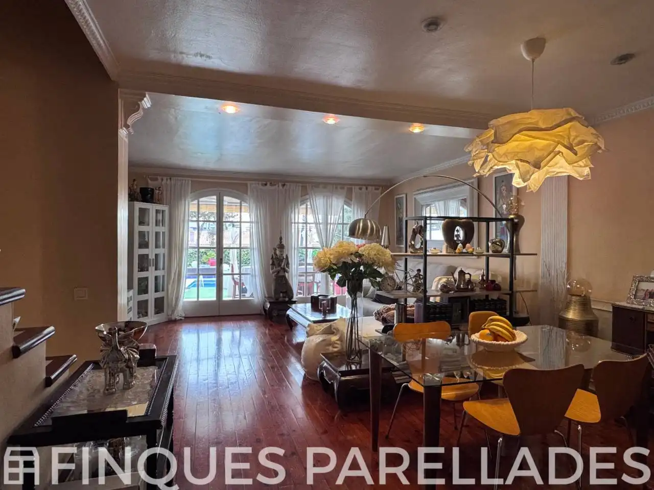 Sala d'estar de Casa adosada en venda en Sitges amb Aire condicionat, Calefacció i Jardí privat