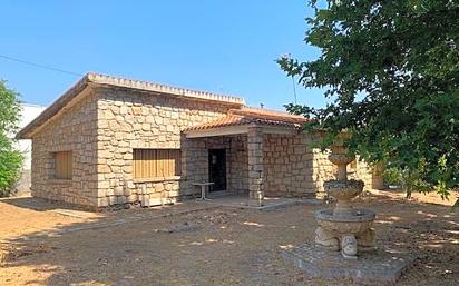 Vista exterior de Casa o xalet en venda en Aldea del Fresno amb Piscina