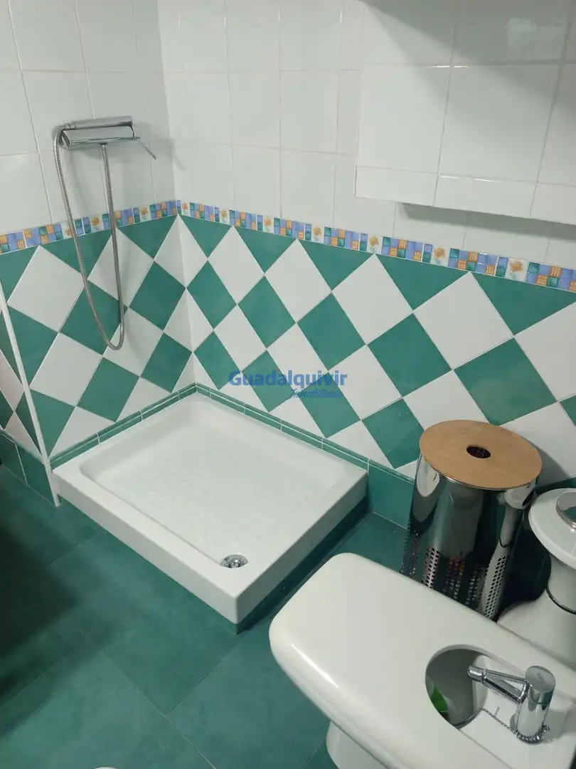 Baño de Casa adosada en venta en Montequinto con Aire acondicionado, Jardín privado y Trastero