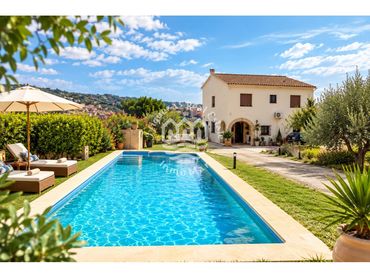 Casa amb piscina en venda a Can Vinyals
