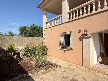 Casa rústica amb jardí en venda a Polígono Pla De Biniali