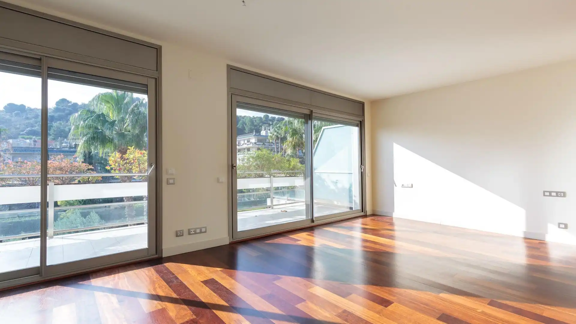 Living room of Flat for rent in Barcelona  with Private garden, Parquet flooring and Terrace