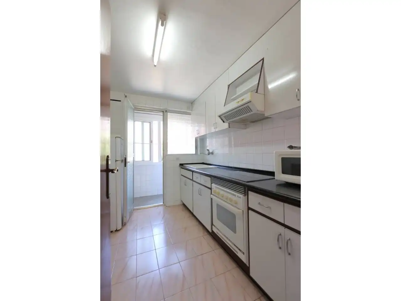 Cocina de Piso en venta en L'Hospitalet de Llobregat con Parquet, Trastero y Amueblado