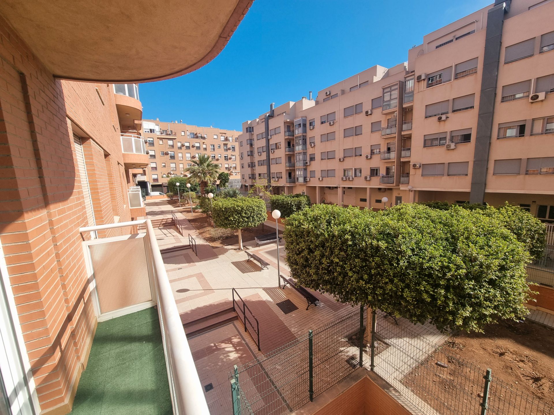 Vista exterior de Pis en venda en  Almería Capital amb Aire condicionat, Calefacció i Jardí privat