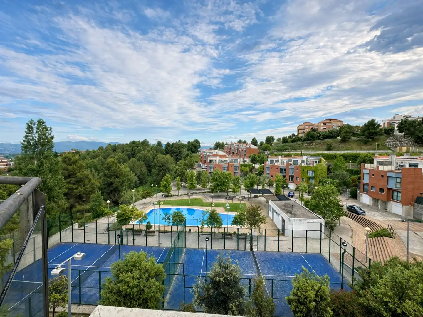 Vista exterior de Casa adosada en venda en Sant Esteve Sesrovires amb Aire condicionat, Calefacció i Jardí privat