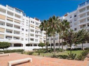 Vista exterior de Pis en venda en Marbella amb Calefacció, Jardí privat i Terrassa