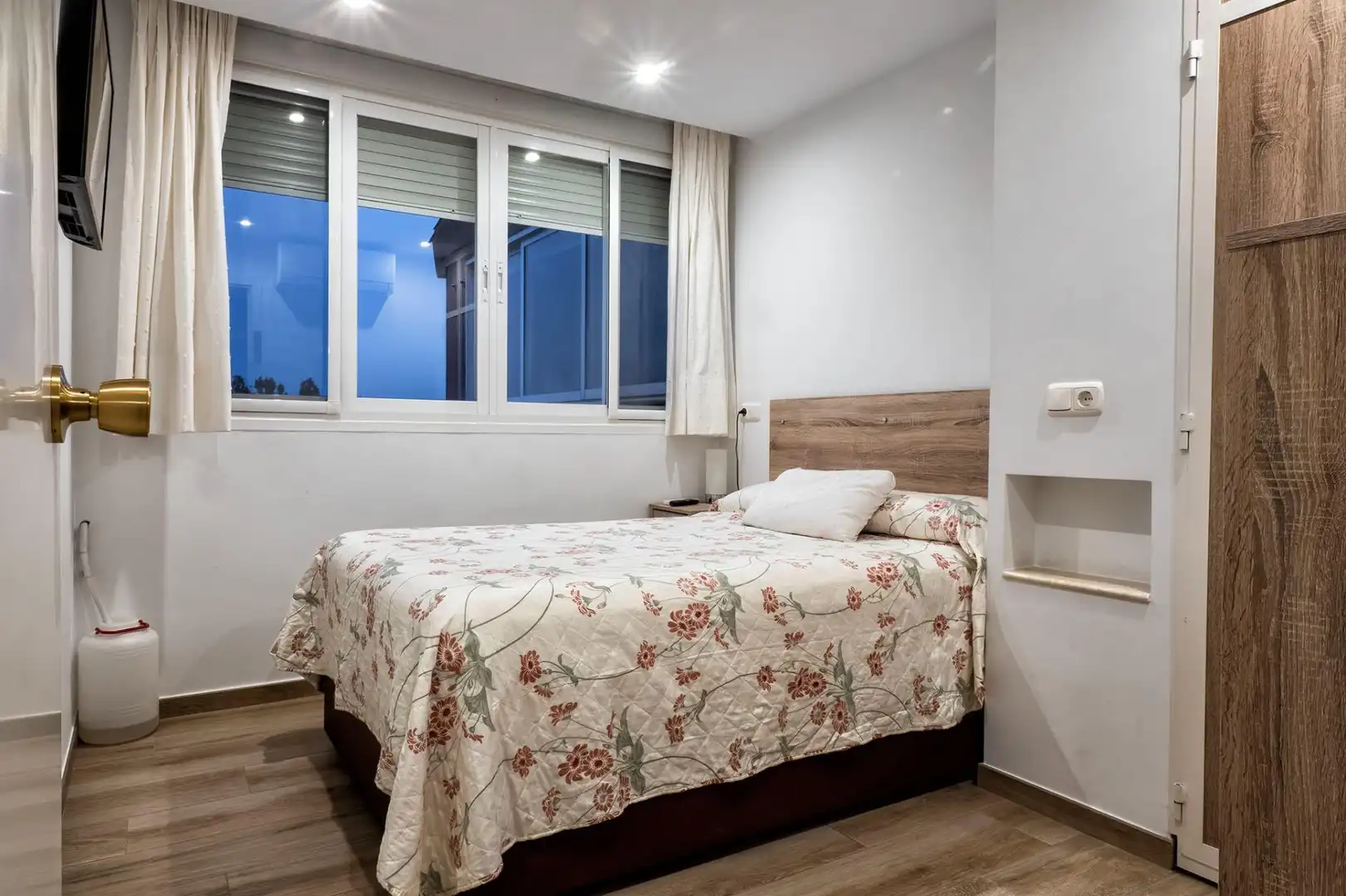 Dormitori de Casa adosada en venda en Marbella amb Aire condicionat, Terrassa i Moblat