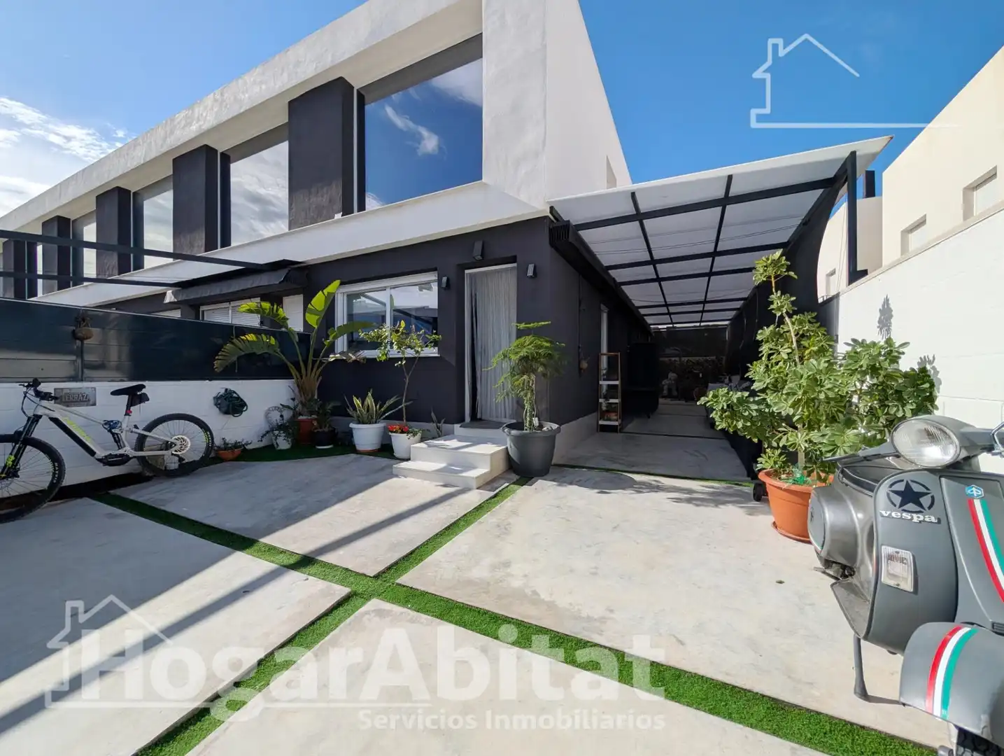 Außenansicht von Einfamilien-Reihenhaus zum Verkauf in Santa Pola mit Klimaanlage, Heizung und Terrasse