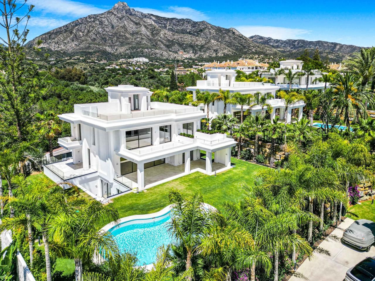 Vista exterior de Casa o xalet en venda en Marbella amb Aire condicionat, Calefacció i Jardí privat