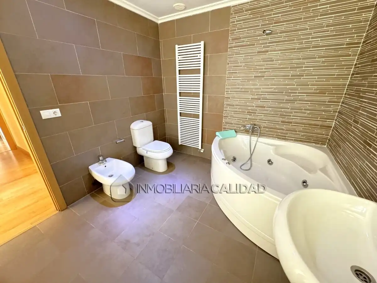 Baño de Piso en venta en Burgos con Calefacción, Trastero y Piscina