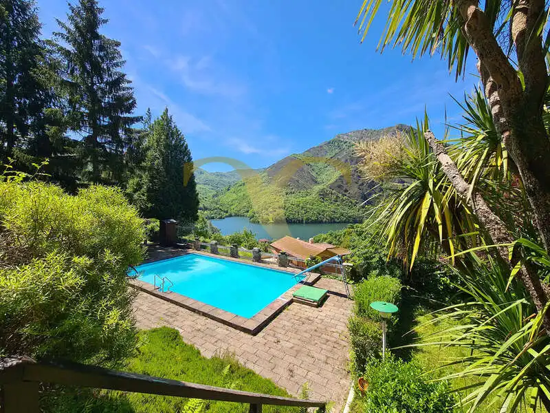 Schwimmbecken von Haus oder Chalet zum Verkauf in Caso mit Heizung, Privatgarten und Terrasse