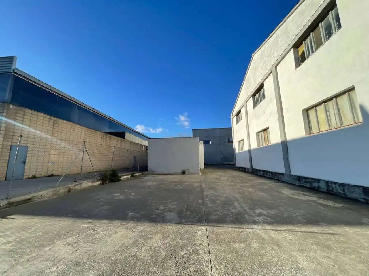 Vista exterior de Nau industrial en venda en Vic