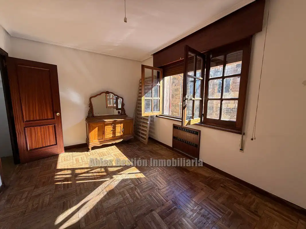 Schlafzimmer von Wohnung zur Miete in Oviedo  mit Heizung, Parkett und Abstellraum