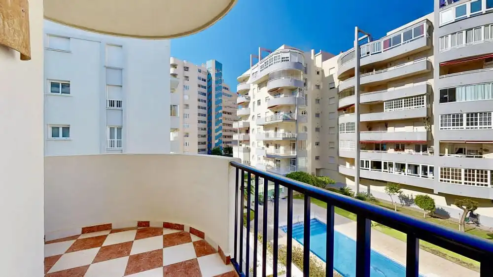 Außenansicht von Wohnungen zum Verkauf in Fuengirola mit Terrasse, Internet und Gemeinschaftspool