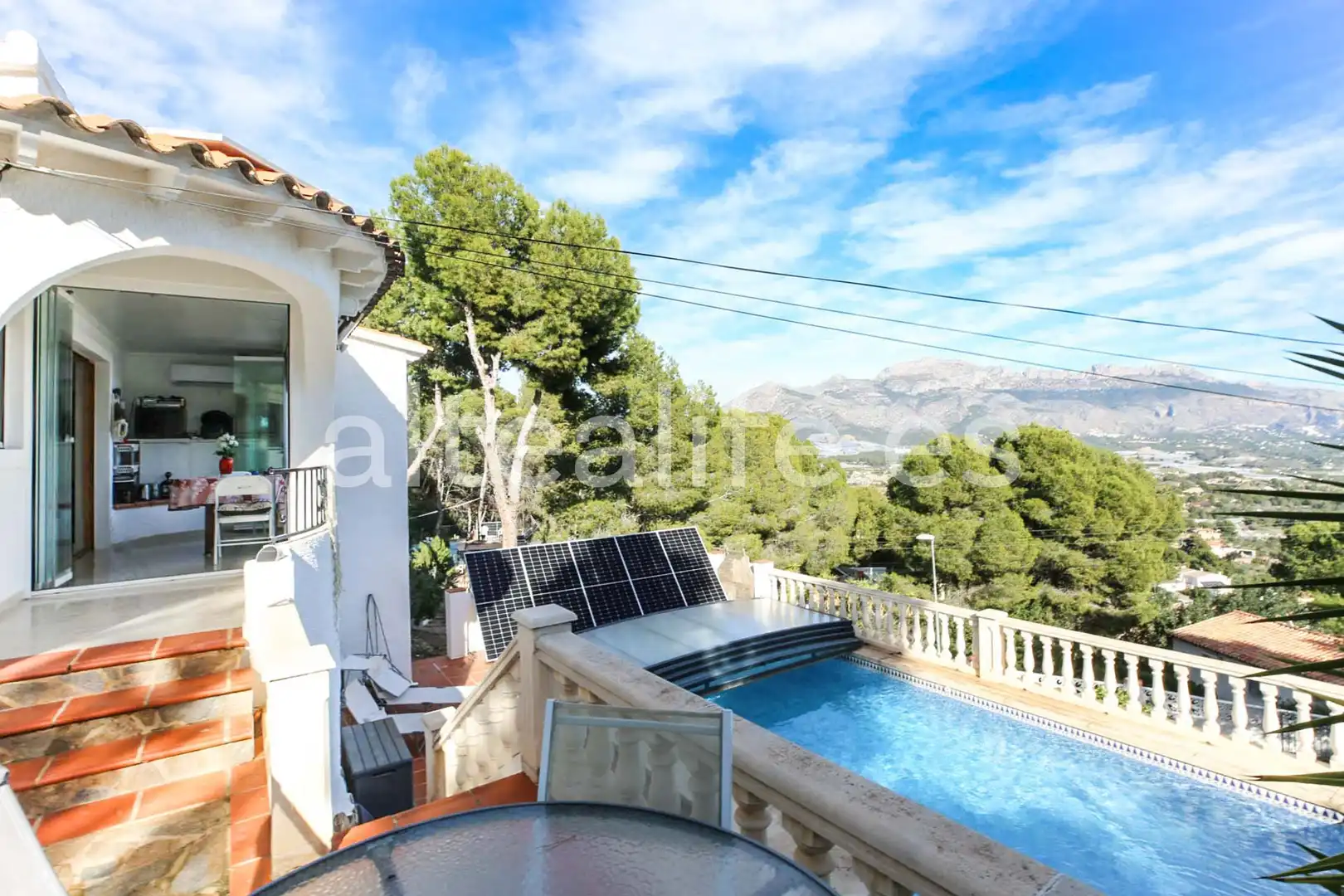 Vista exterior de Casa o xalet en venda en La Nucia amb Aire condicionat, Jardí privat i Terrassa