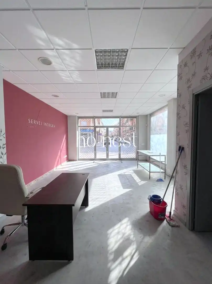 Business premises for sale in Plaça Maria Manent, imagen 3