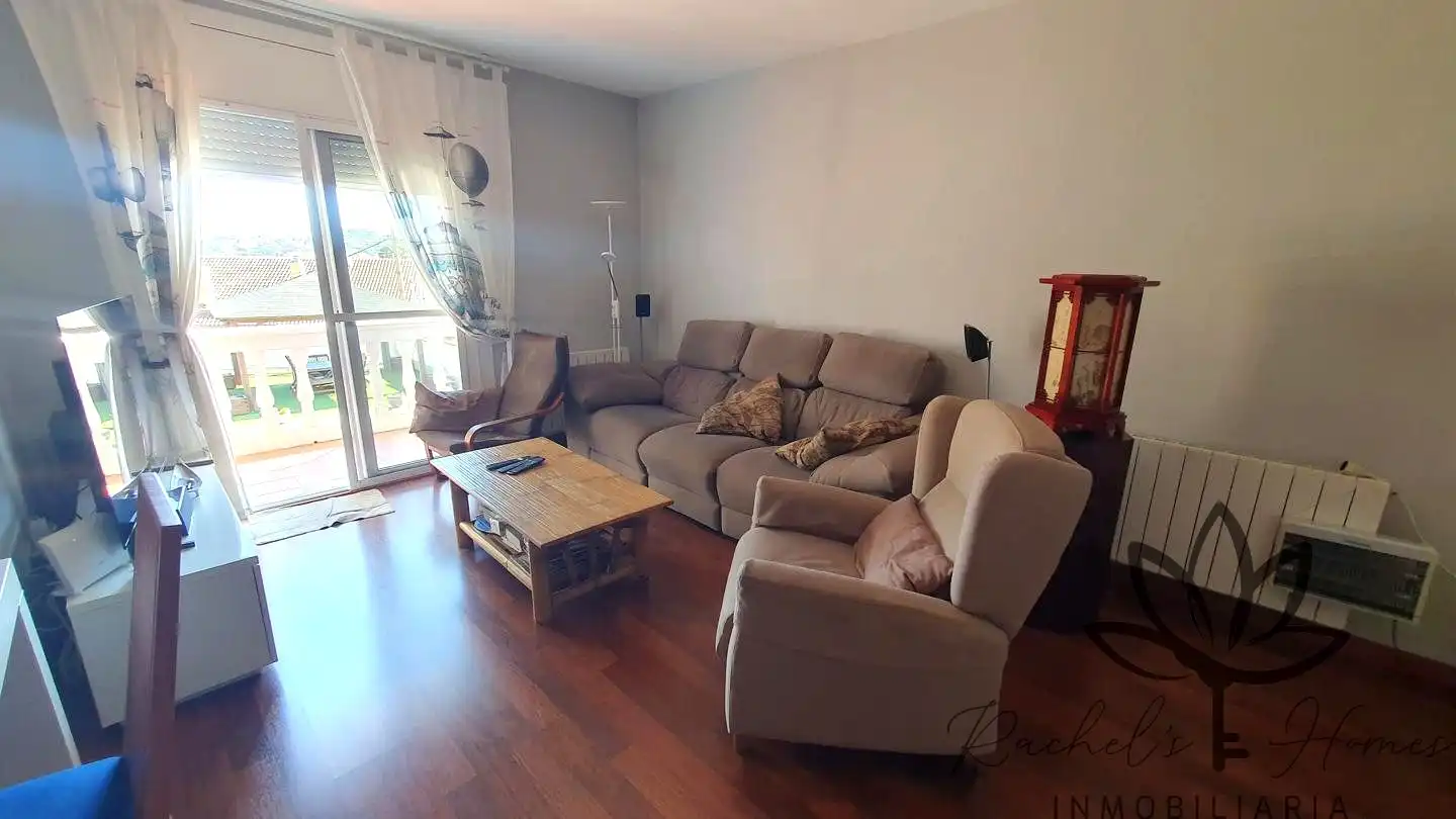 Wohnzimmer von Einfamilien-Reihenhaus zum Verkauf in Castelldefels mit Klimaanlage, Heizung und Privatgarten