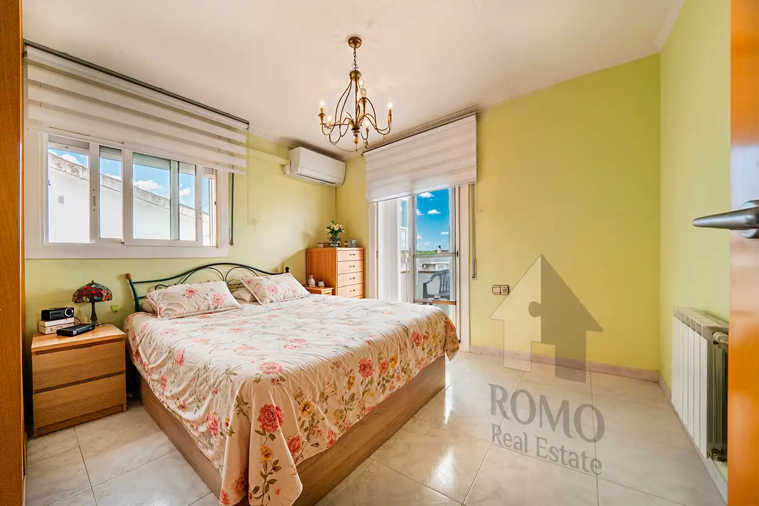 Habitación de Casa adosada en venta en Santa Perpètua de Mogoda con Aire acondicionado, Calefacción y Jardín privado